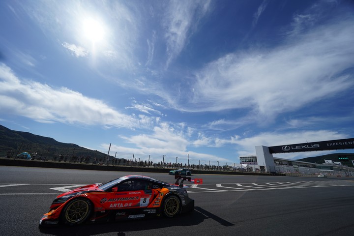 スタート進行: 野尻智紀／伊沢拓也組（ARTA NSX-GT）