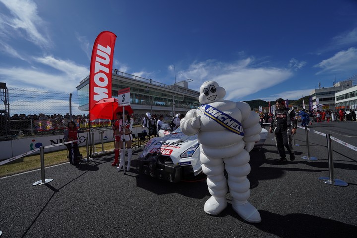 スタート進行: 本山哲／千代勝正組（CRAFT SPORTS MOTUL GT-R）