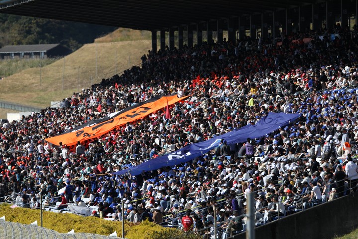 スタート進行: スタンドは観客で埋め尽くされた