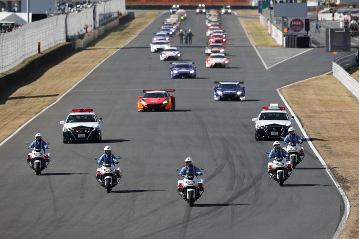 決勝レース: 白バイとパトカー先導によるパレードラップが始まった