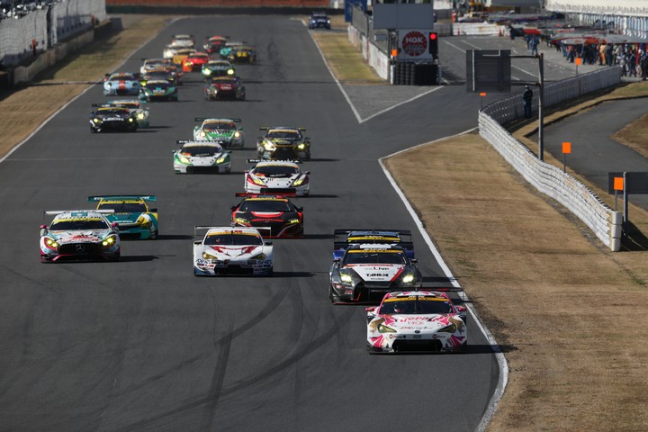 決勝レース: GT300クラスのスタートシーン