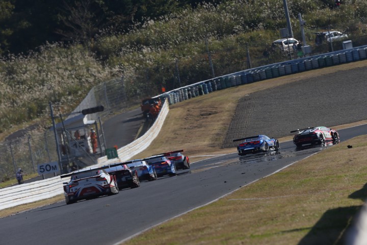 決勝レース: ジェットコースターとストレート駆け下るGTマシン