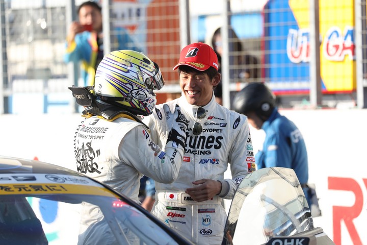 決勝レース: GT300クラスで優勝した新田守男と中山雄一（K-tunes Racing LM corsa）