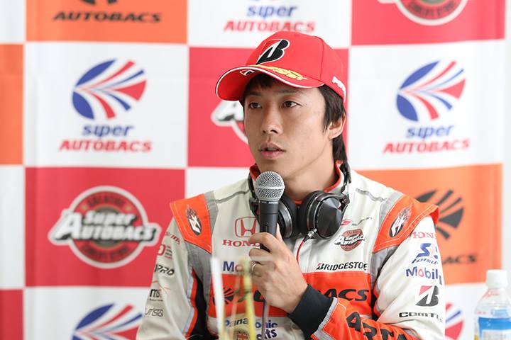 予選記者会見: GT500クラスポールポジションの伊沢拓也（AUTOBACS RACING TEAM AGURI）