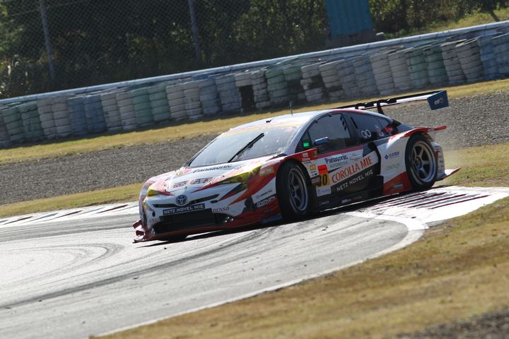 スピンをする永井宏明（TOYOTA PRIUS apr GT）
