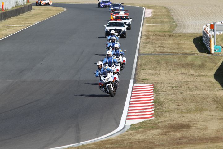 大分県警の先導でパレードラップが始まった