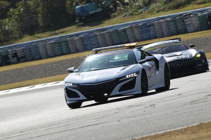 レースは途中セーフティーカーが導入された