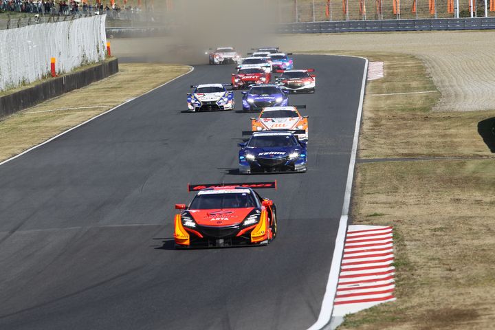 GT500クラスのスタートシーン