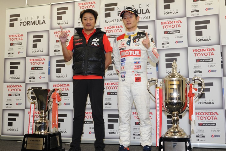 2018年のドライバーとチームチャンピオン監督