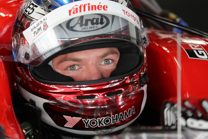 公式予選: ピットで待機するニック・キャシディ（KONDO RACING）