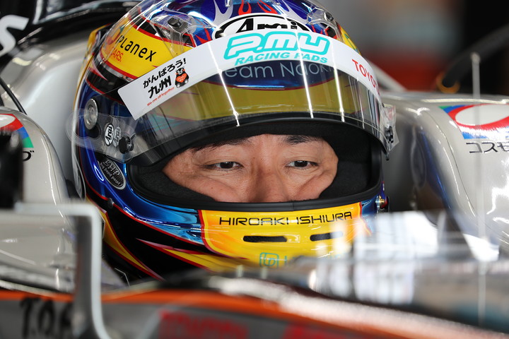 公式予選: ピットで待機する石浦宏明（P.MU/CERUMO · INGING）