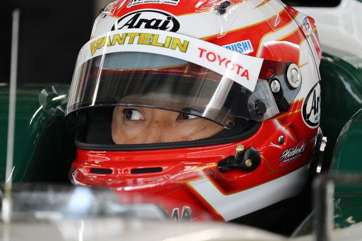 公式予選: ピットで待機する中嶋一貴（VANTELIN TEAM TOM’S）