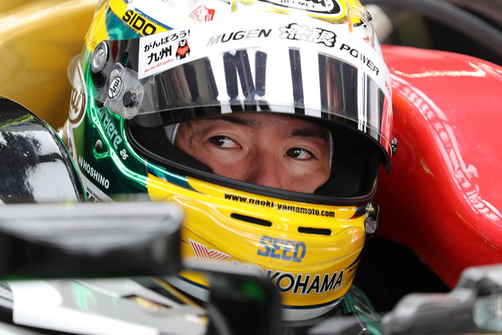 公式予選: ピットで待機する山本尚貴（TEAM MUGEN）