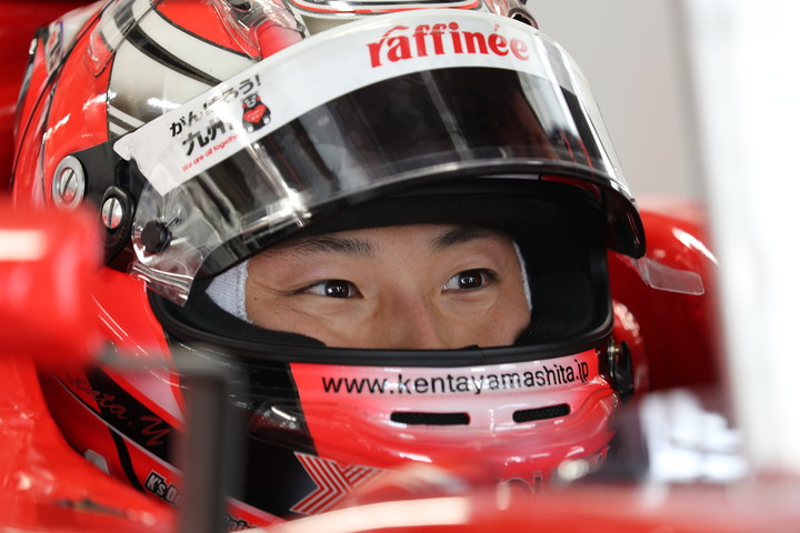 公式予選: ピットで待機する山下健太（KONDO RACING）