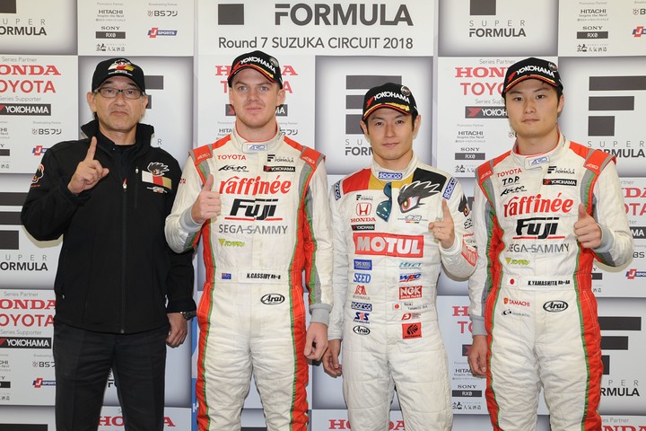 決勝フォトセッション: トップ3のドライバーと優勝チーム監督