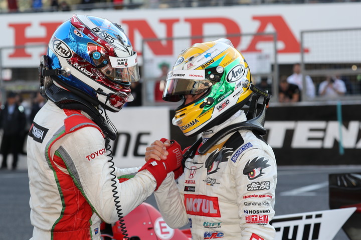 健闘をたたえ合う優勝した山本尚貴（TEAM MUGEN）と2位のニック・キャシディ（KONDO RACING）