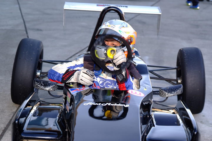 マシンに乗り込むポールシッターの三宅淳詩（KK-SⅡミスト制動屋）