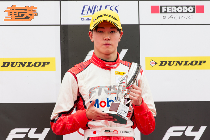 決勝3位で表彰台に立った小高一斗（トムススピリット）だったが……