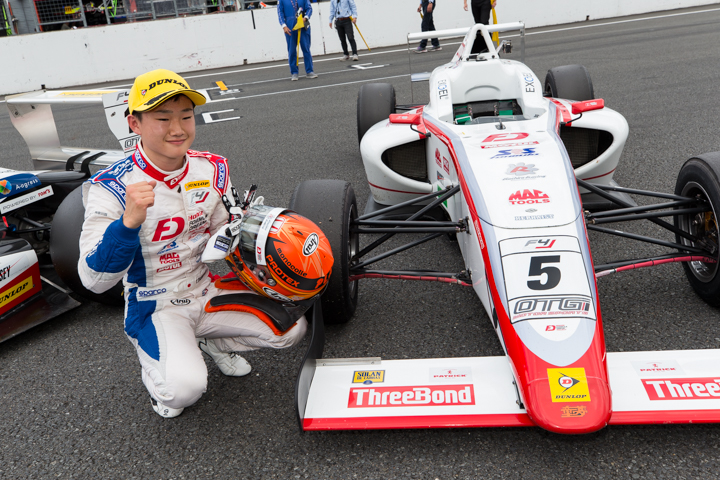優勝した角田裕毅（Hondaフオ一ミュラ・ドリ一ム・プロジェクト）