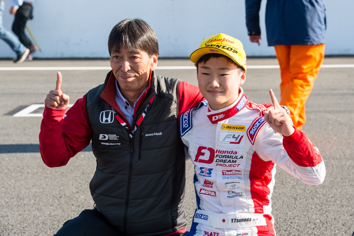 2018年度のドライバーズチャンピオンを決めた角田裕毅（Hondaフオ一ミュラ・ドリ一ム・プロジェクト）