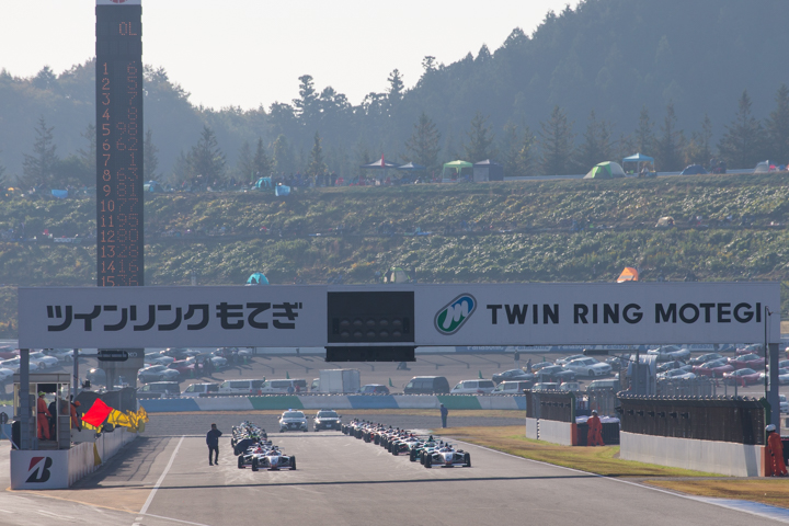 グリッドでストールしたドライバーがいたためスタートはディレイとなった