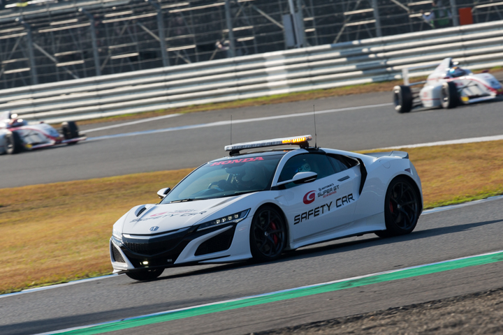 終盤アクシデントでセーフティーカーが導入されそのままフィニッシュを迎えた