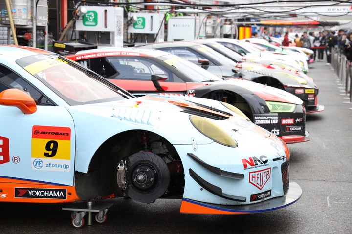 オープンピット: ピットに並ぶGTマシン