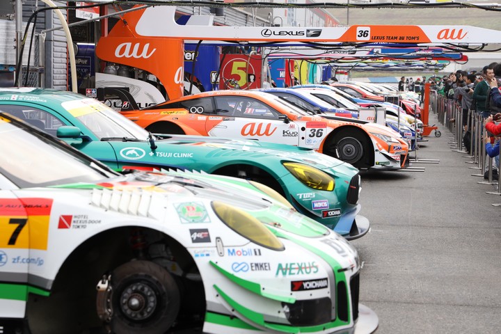 オープンピット: ピットに並ぶGTマシン