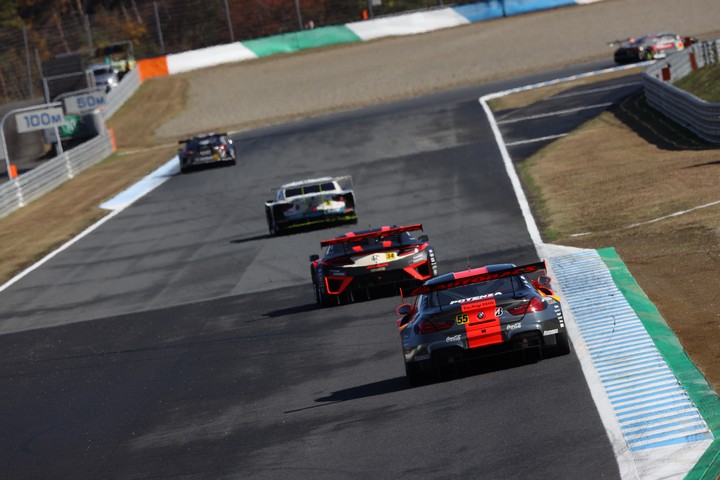 公式練習: 5コーナーへ向かうGTマシン