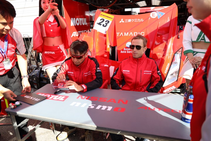 ピットウォーク: 松田次生とロニー・クインタレッリ（NISMO）