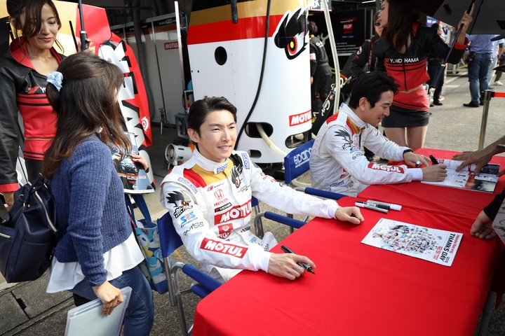 ピットウォーク: 中嶋大祐（TEAM MUGEN）