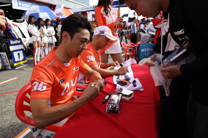 ピットウォーク: 中嶋一貴（LEXUS TEAM au TOM'S）