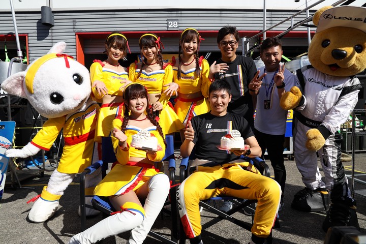 ピットウォーク: 誕生日パーティー？　小林崇志（TEAM UPGARAGE）