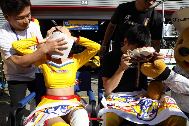 ピットウォーク: お約束。レースクイーンも巻き添え！　小林崇志（TEAM UPGARAGE）