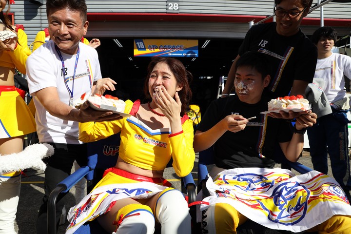 ピットウォーク: かわいそうなレースクイーンと小林崇志（TEAM UPGARAGE）