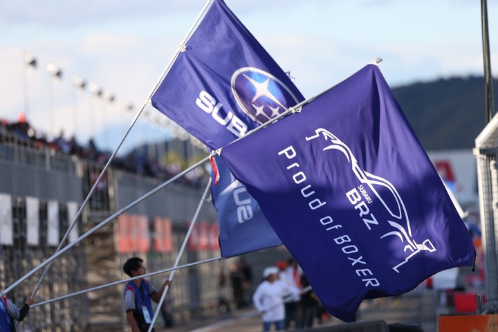 公式予選: スバルの応援旗