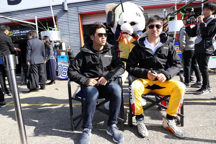 ピットウォーク: 中山友貴と小林崇志（TEAM UPGARAGE）