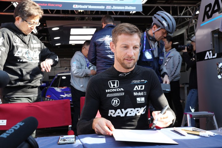 ピットウォーク: ジェンソン・バトン（TEAM KUNIMITSU）