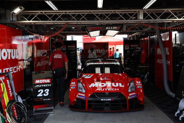 ピットウォーク: MOTUL AUTECH GT-R