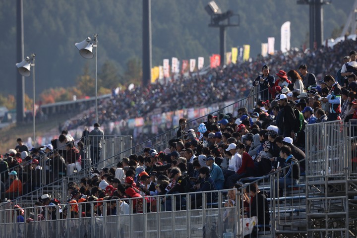 スタート進行: スタートを待つ超満員の観客