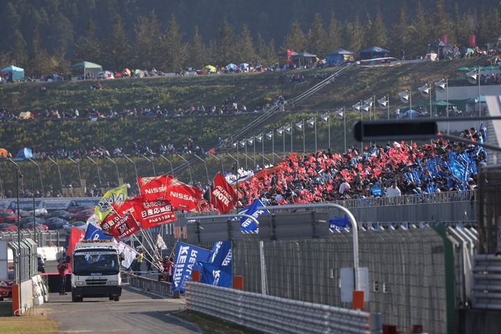 スタート進行: スタンドでは旗が振られる