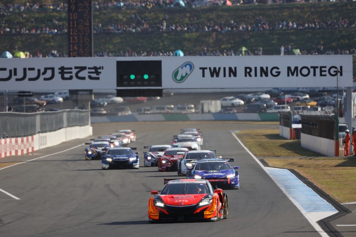 決勝レース: GT500クラスのスタートシーン
