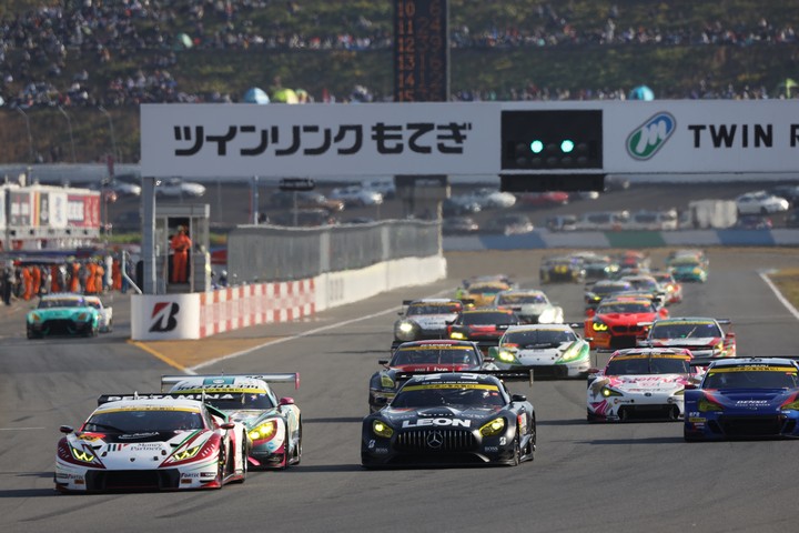 決勝レース: GT300クラスのスタートシーン