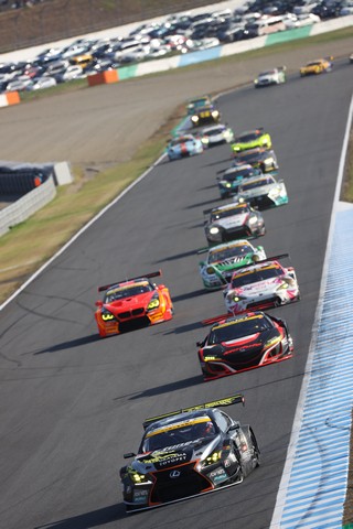 決勝レース: 4コーナーから5コーナーへ