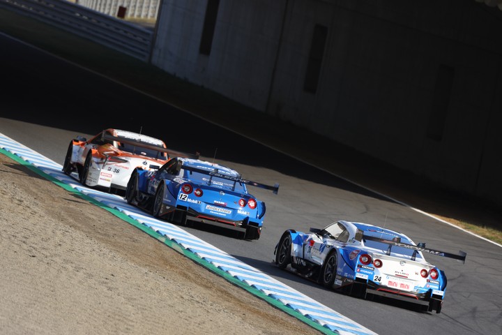 決勝レース: 5コーナーを立ち上がるGTマシン