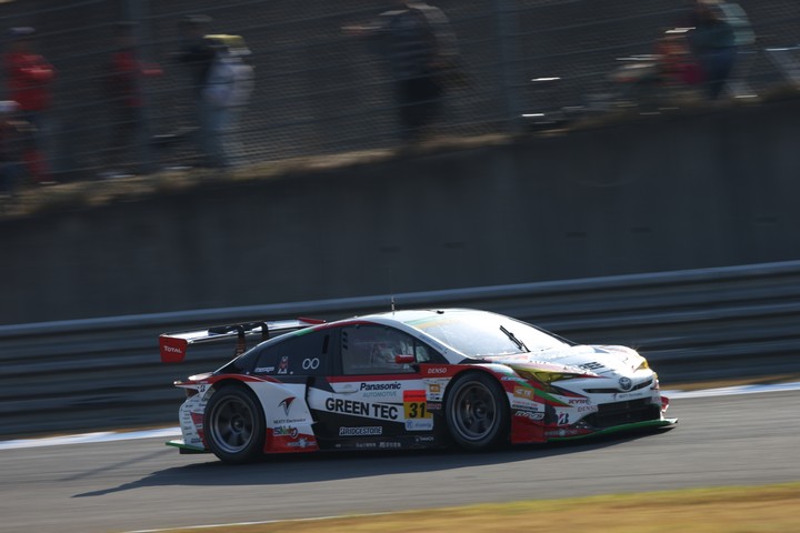 決勝レース: 嵯峨宏紀／平手晃平組（TOYOTA PRIUS apr GT）