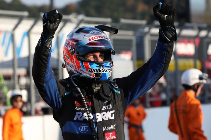 決勝レース: GT500クラスで3位に入りチャンピオンを決めたジェンソン・バトン（TEAM KUNIMITSU）