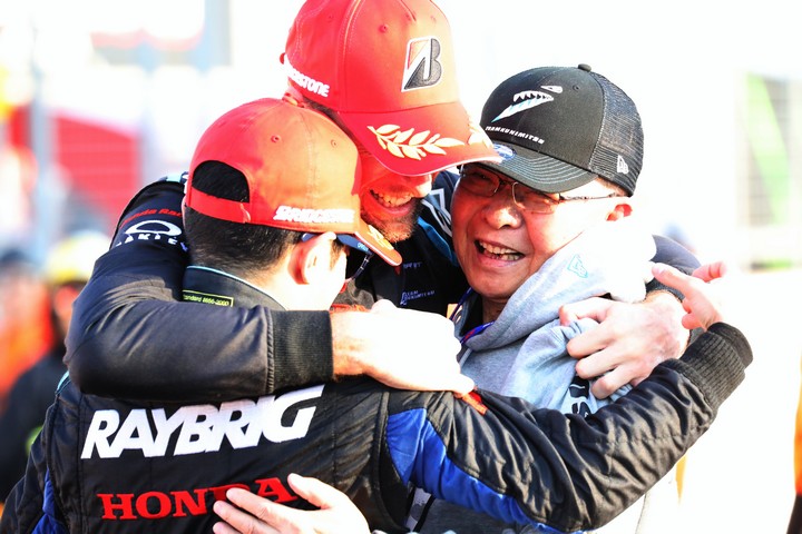 決勝レース: GT500クラスで3に入りチャンピオンを決めた山本尚貴、ジェンソン・バトン、高橋国光監督（TEAM KUNIMITSU）