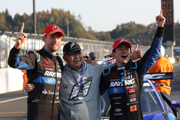 決勝レース: GT500クラスでチャンピオンを決めた山本尚貴、高橋国光監督、ジェンソン・バトン（TEAM KUNIMITSU）