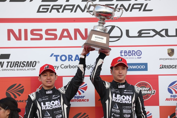 表彰式: GT300クラスでチャンピオンを決めた黒沢治樹と蒲生尚弥（ K2 R&D LEON RACING）